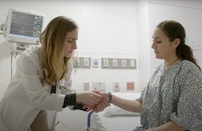 Кодирование Аквилонг в Брянске Врач держит пациентку за руку